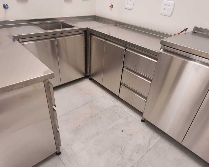 ארון נירוסטה פינתי למטבח מקצועי – משולב מגירות ויחידות אחסון