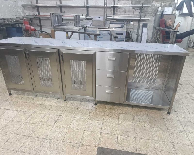 דלפק עבודה ואחסון מנירוסטה עם דלתות רשת ומגירות