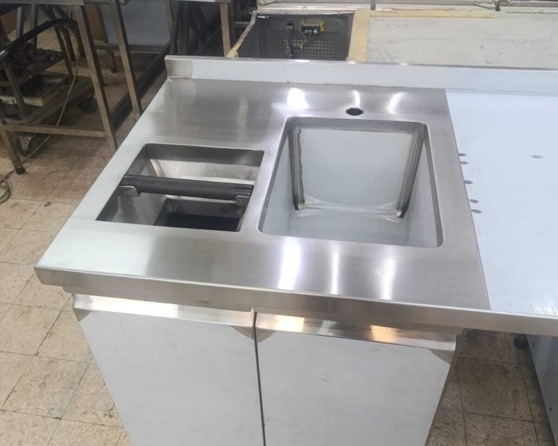 תמונה 1 של עמדת עבודה מנירוסטה עם כיור ותא פסולת מובנה