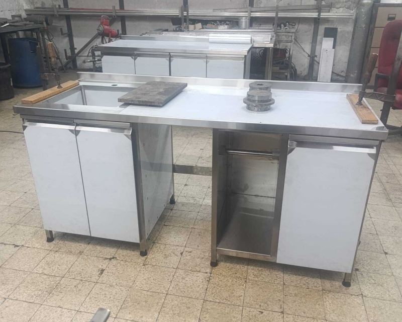 דלפק עבודה נירוסטה מודולרי עם ארונות אחסון ושילוב כיור